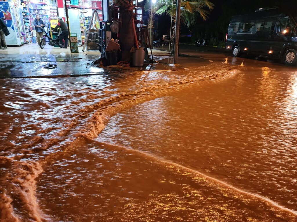 تساقطات غزيرة تغرق شوارع بمراكش وتوقف حركة السير بعدد من الطرق