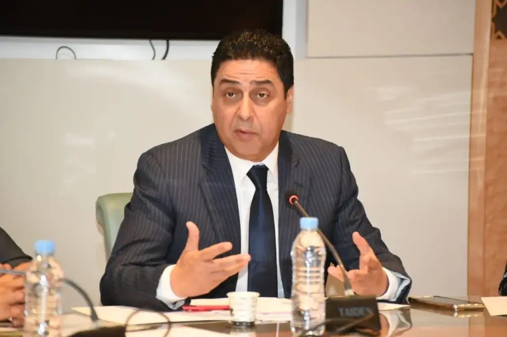 نمن هو عمر حجيرة الوزير المنتدب لدى وزير الصناعة؟