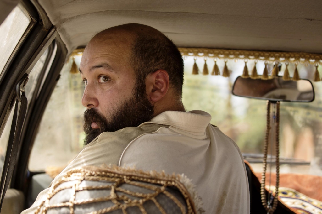 يوسف كركور.. مغربي ألهمته فرقة شكسبير ليصبح نجما بالسينما البريطانية