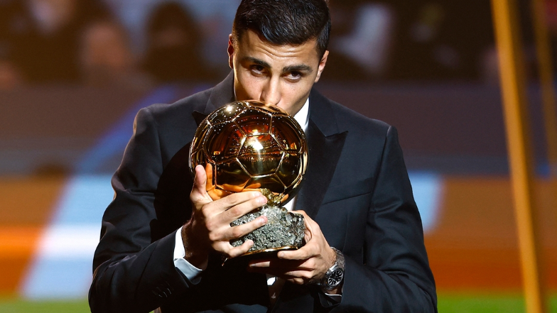 الإسباني رودري يتوج بجائزة الكرة الذهبية لعام 2024