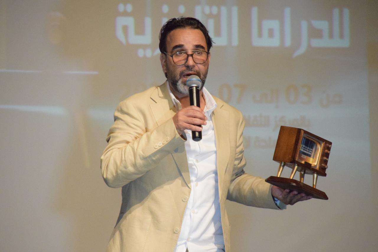 آيت الجاوي: يجب التخلي عن “زحمة” الأعمال برمضان وأرفض وصف الأفلام التجارية بـ”الرديئة”