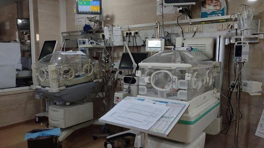 شمال غزة يباد.. رضيع فلسطيني يصارع للبقاء بعد فقد والدته بقصف إسرائيلي