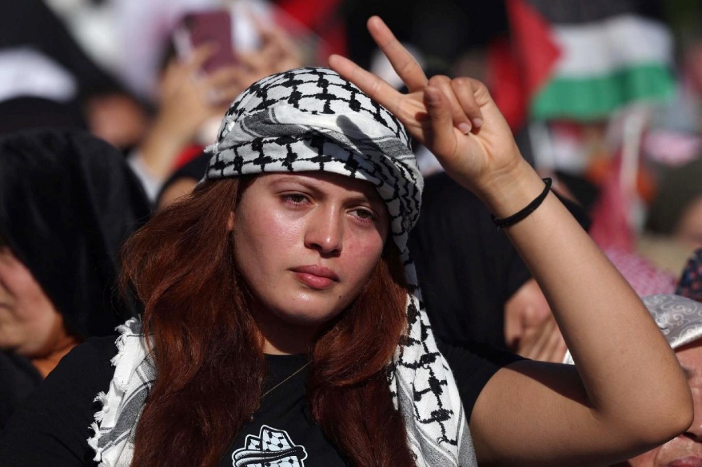 الكوفية.. من لباس تقليدي إلى رمز للمقاومة ودعم الفلسطينيين