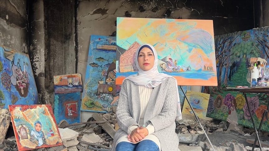 غزة.. فلسطينية تروي مآسي الإبادة الإسرائيلية بلوحات من فن “الكولاج”
