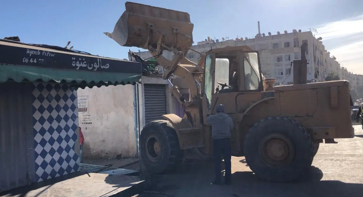 قائد يتعسف على صحفي بالحي الحسني بمنعه من تصوير عملية هدم