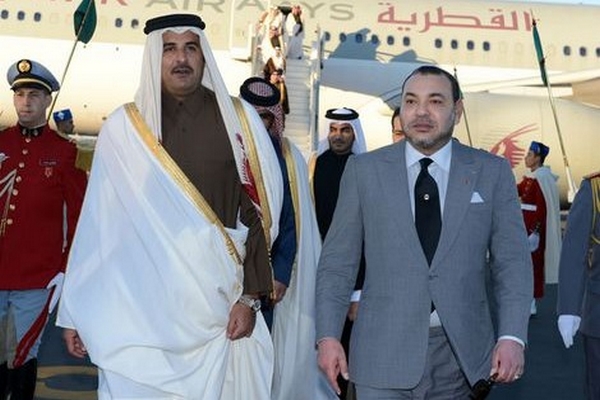 الملك محمد السادس وأمير قطر يبحثان تعزيز العلاقات بين البلدين