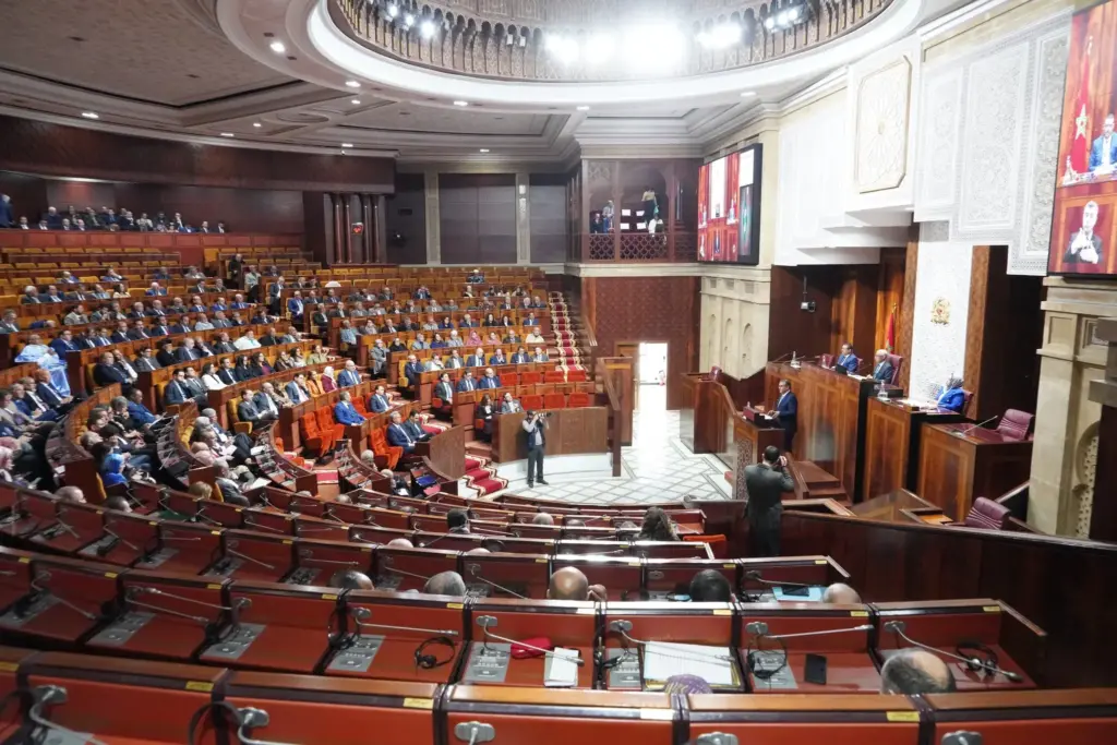 تلاوة أسماء وزراء “متغيبين” عن البرلمان يثير سجالا بين الأغلبية والمعارضة