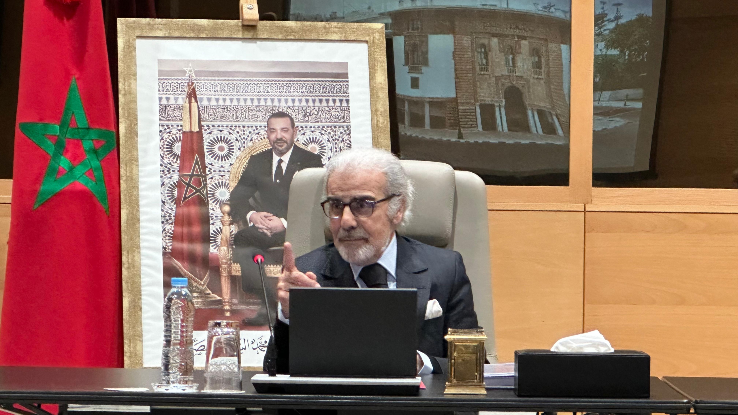 الجواهري يبرر اختلاف فرضيات الحكومة وبنك المغرب ويكشف أثر تخفيض الفائدة