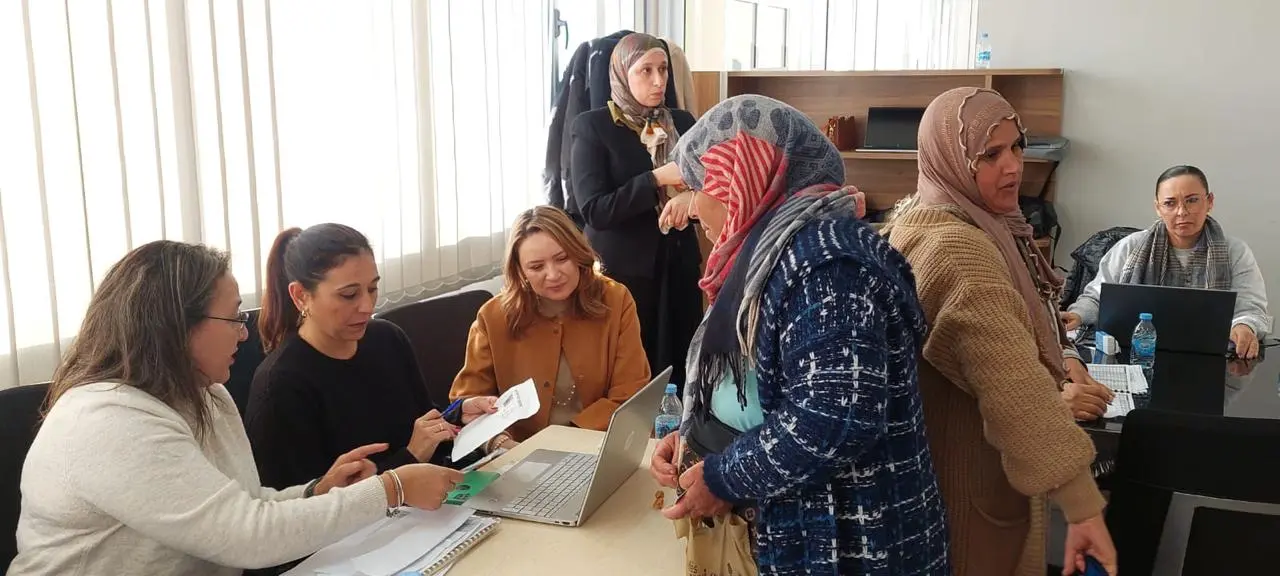 “لانابيك” تنتقي عاملات “الفريز” بإسبانيا ومسؤولة تؤكد ضرورة تأمين حقوقهن