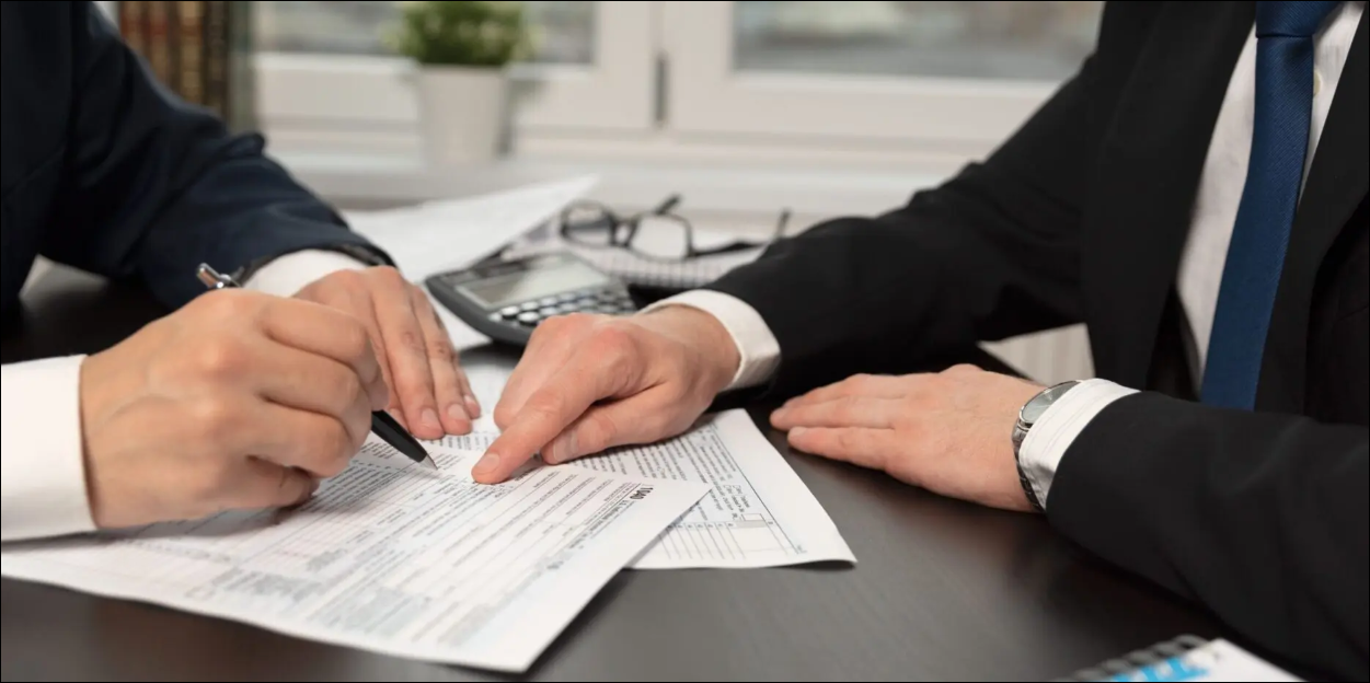 كيف تحارب وزارة المالية التهرب الضريبي والحد من الفواتير الوهمية؟