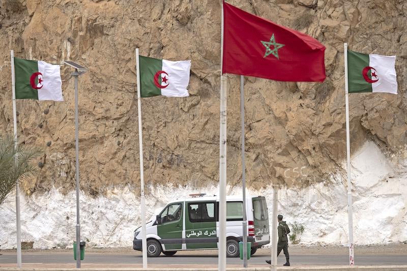 المغرب يتسلم 34 محتجزاً من الجزائر
