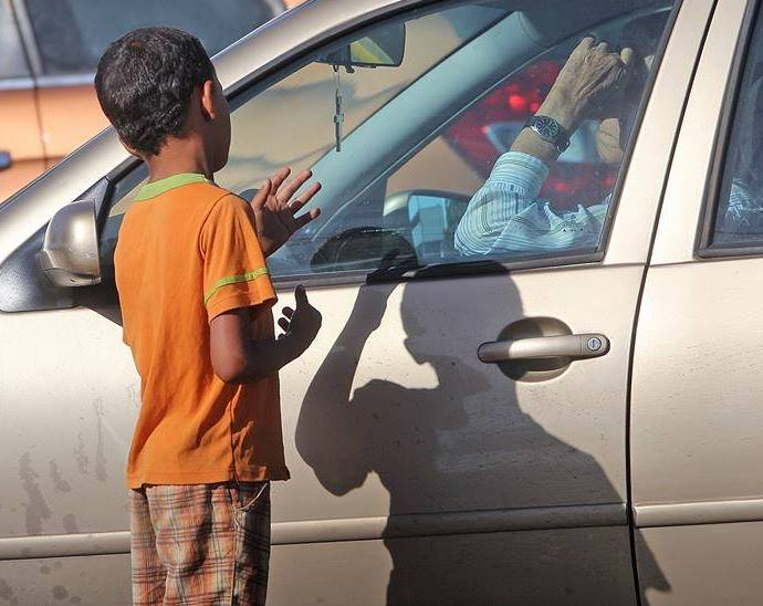 نواب “الوردة” يقترحون رفع سقف تجريم استغلال الأطفال في التسول إلى 18 سنة