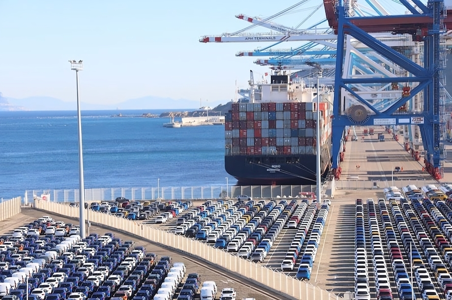 “طنجة المتوسط” يستقبل أكثر من 3 ملايين مسافر والحاويات تتخطى الـ10 ملايين في 2024