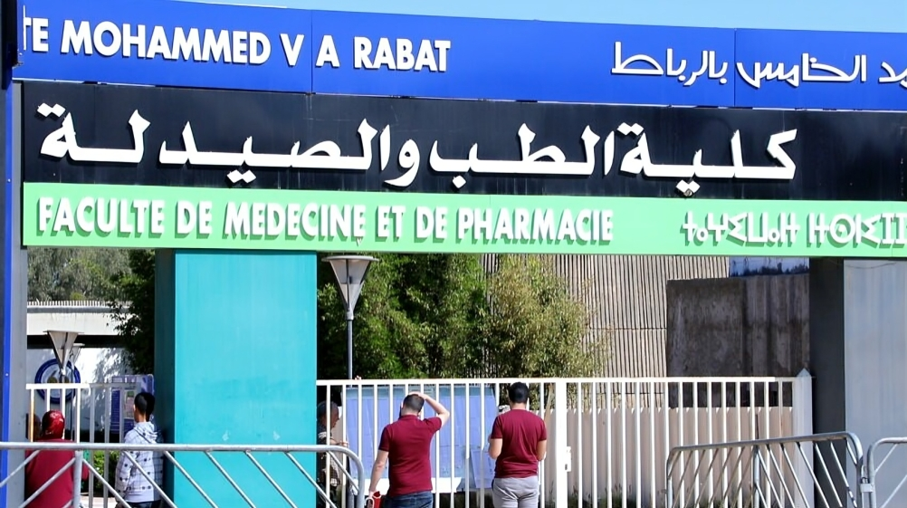 لا تتجاوز 25%.. هل فرملت فرنسة التعليم ولوج “تلاميذ العمومي” لكليات الطب؟