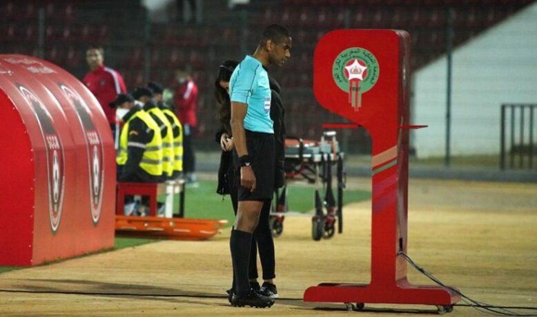 “أخطاء فادحة” تعيد “قضاة الملاعب” لـ”قفص الاتهام” وغليان جماهيري بالمدرجات