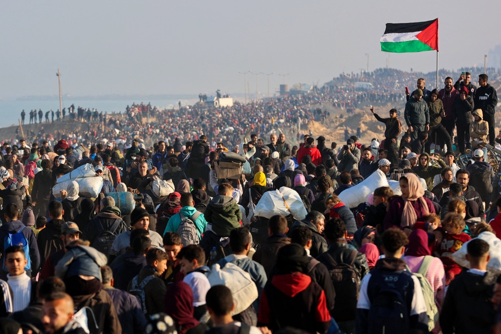 غزيون نحو الشمال.. “وإن كانت البيوت ركاماً”