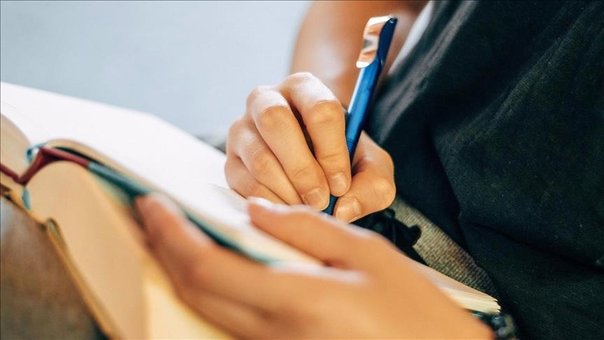 خبراء: تراجع الكتابة اليدوية خطر يهدد اللغة والذاكرة