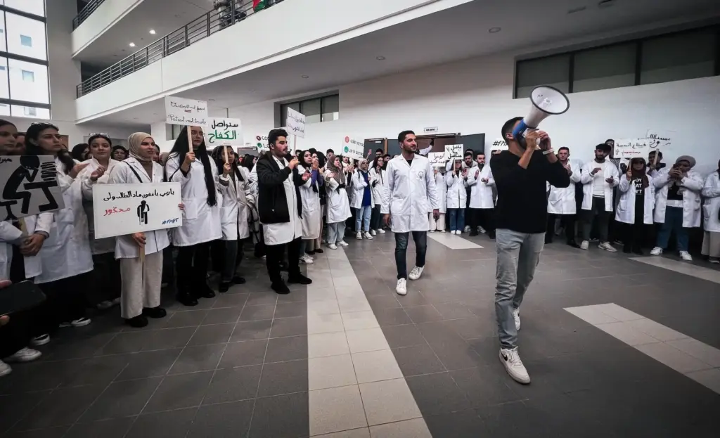 إضراب طلبة الطب يدخل شهره الثالث رفضا لمنطق “صرفوا على راسكم”