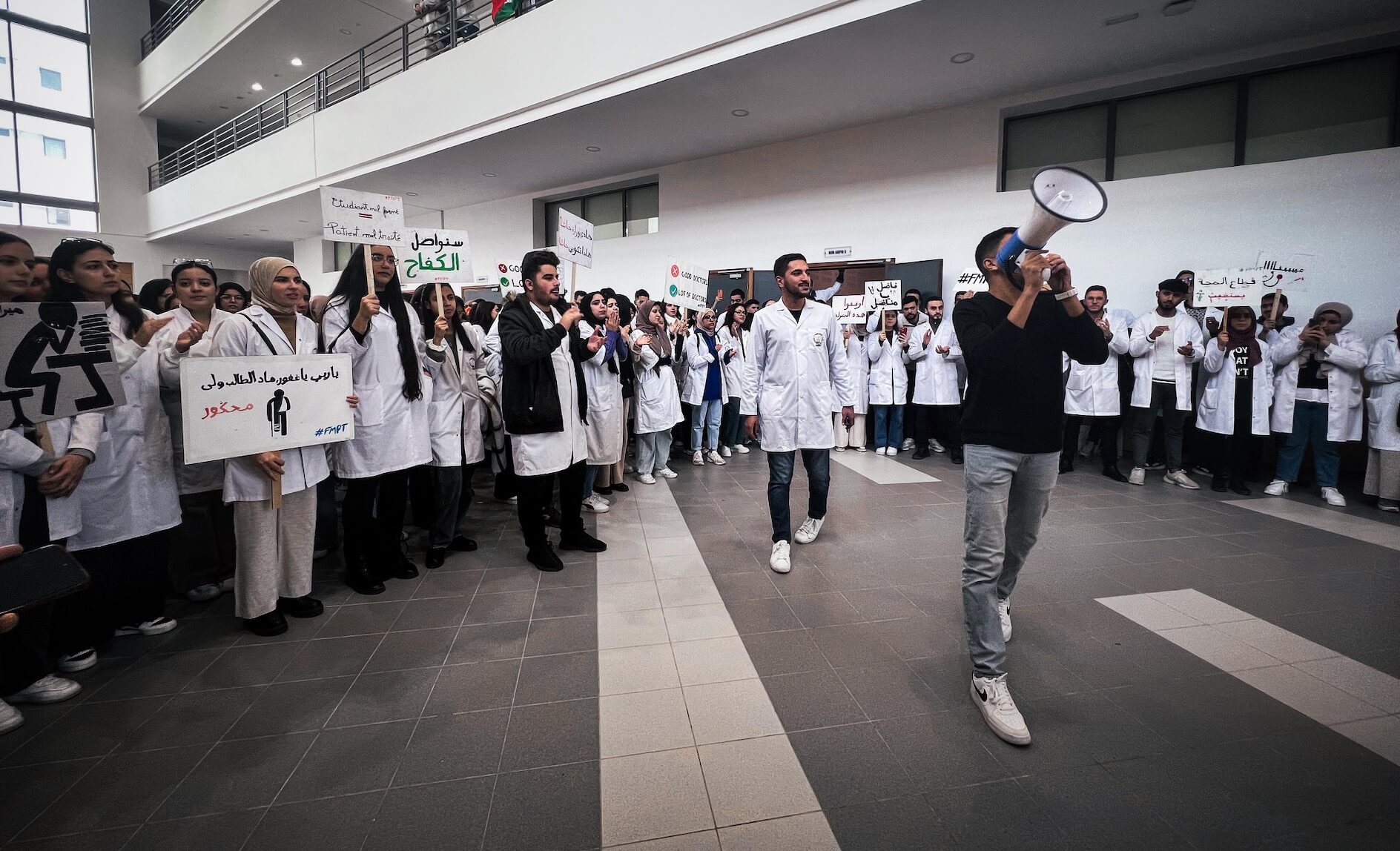 إضراب طلبة الطب يدخل شهره الثالث رفضا لمنطق “صرفوا على راسكم”