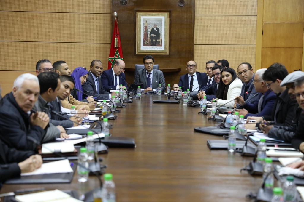 النقابات التعليمية تُحذِّر من “تسييس” الحوار القطاعي ومطالب بلقاءٍ عاجل مع برادة