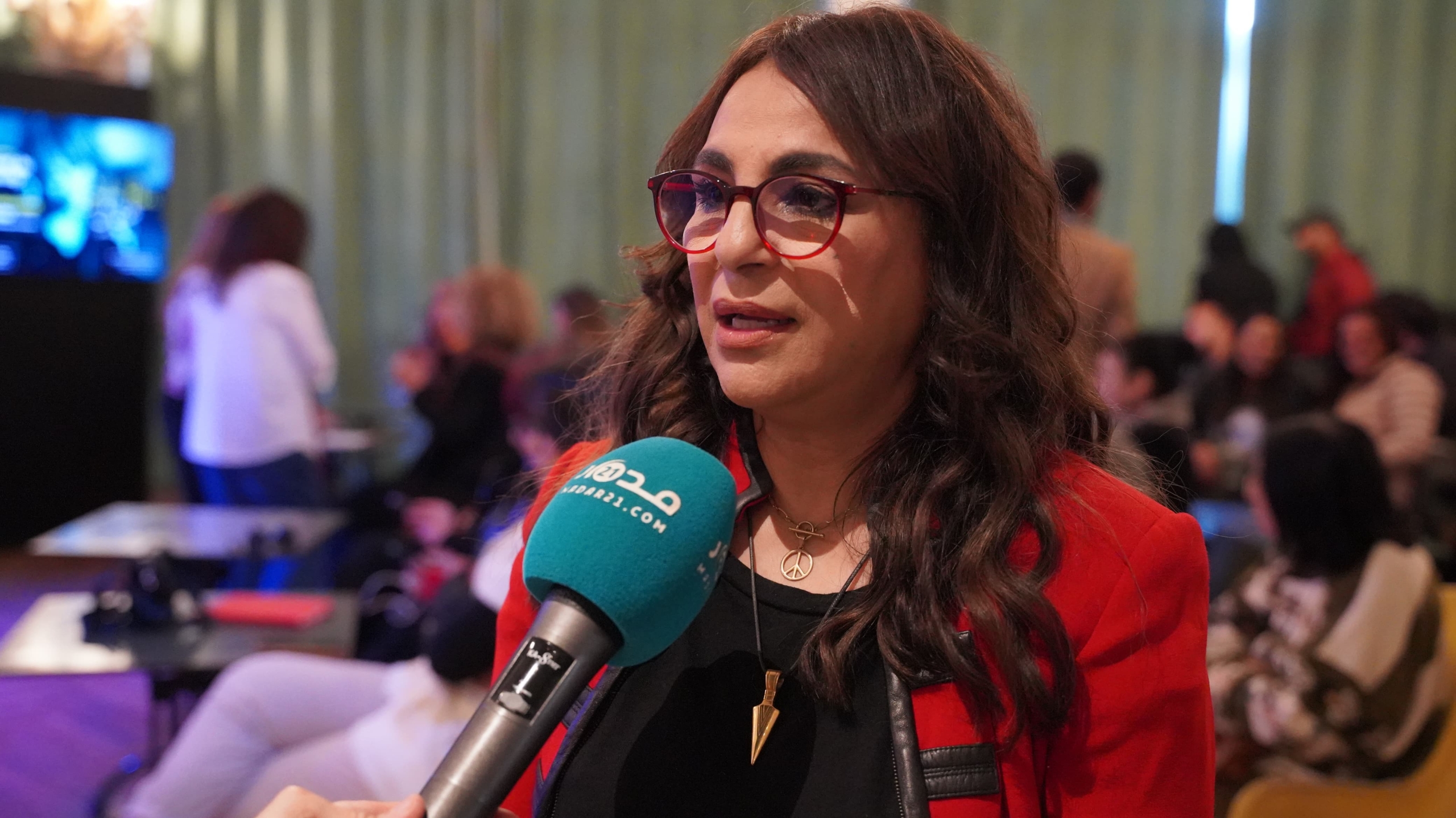 فكري تعيد طرح أغاني التسعينات بألبوم وتصر على مقاضاة منظم حفلها بأكادير