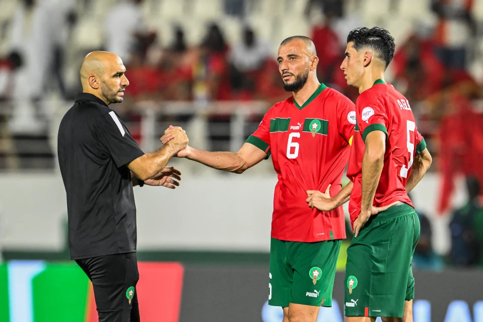 خيارات وليد الركراكي الدفاعية “تتآكل” قبل تصفيات المونديال