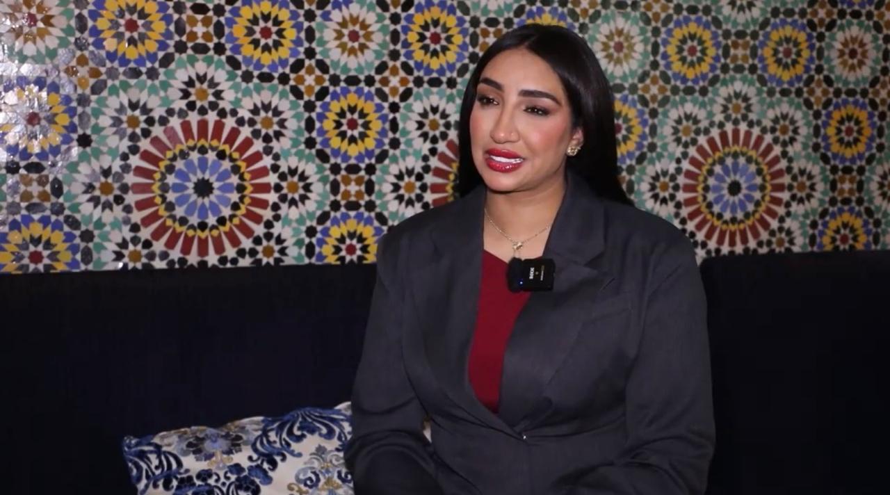 كاميليا تدافع عن الغناء في الأعراس ولا تنزعج من تشبيهها ببطمة