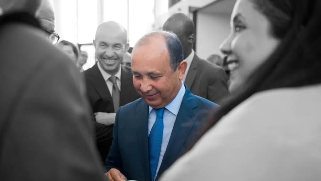 غرامات ومحاكم.. أخطاء عجلت بالإطاحة بأحيزون من عرش “اتصالات المغرب”