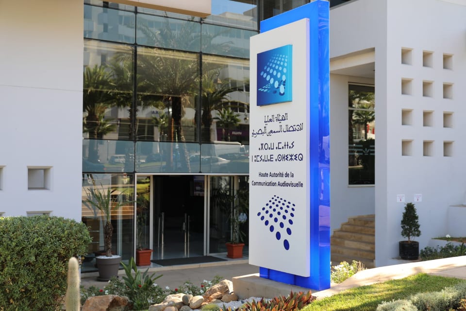 الهاكا تحفظ شكاية حول إدراج الأمازيغية بقناة العيون