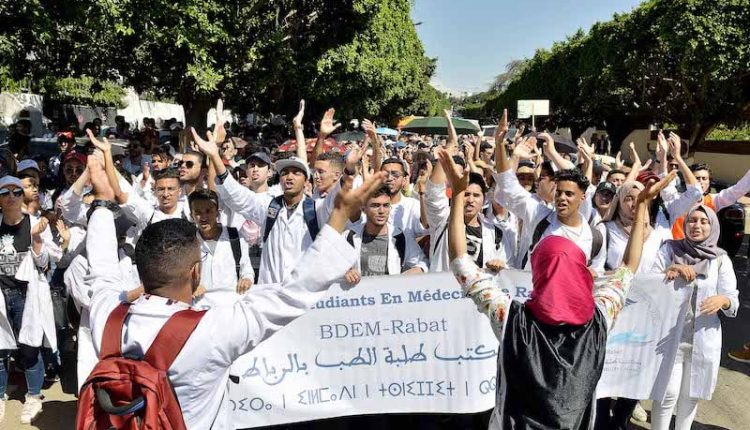 طلبة الطب والصيدلة يطالبون بلقاء التهراوي وميداوي تفاديا للاحتقان