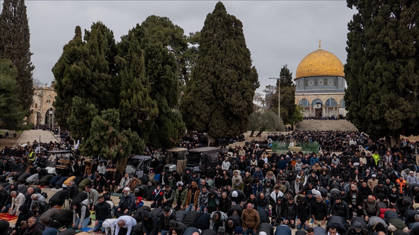 90 ألف مصلّ يقيمون الجمعة الأولى لرمضان بالأقصى