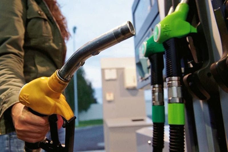 أول انخفاض في مارس.. الأسعار الدولية تؤثر على أثمان المحروقات بالمغرب