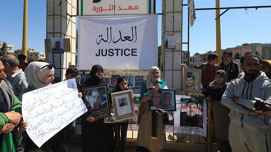 عائلات معتقلين في عهد الأسد تتظاهر