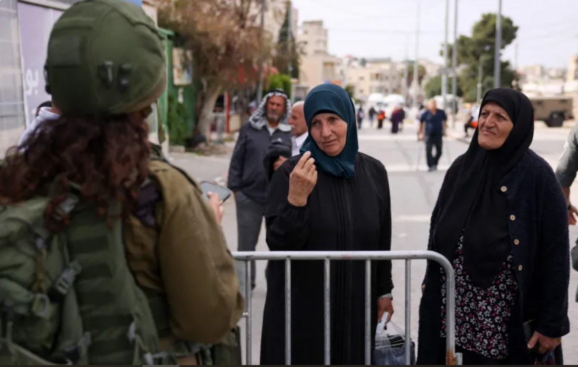 إسرائيل تقيّد وصول الفلسطينيين للأقصى للجمعة الرابعة برمضان