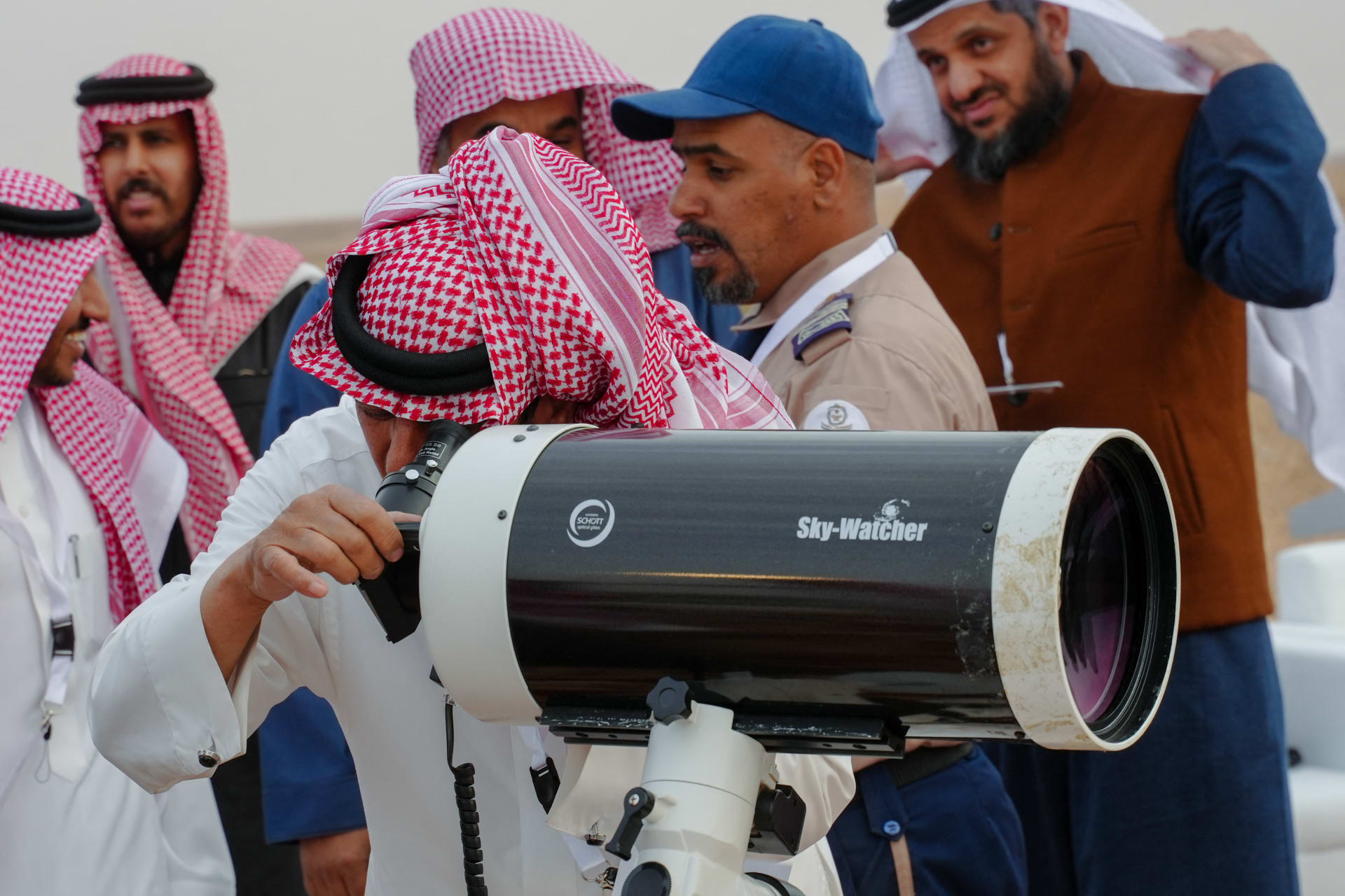 دول عربية تعلن غدا الأحد عيد الفطر