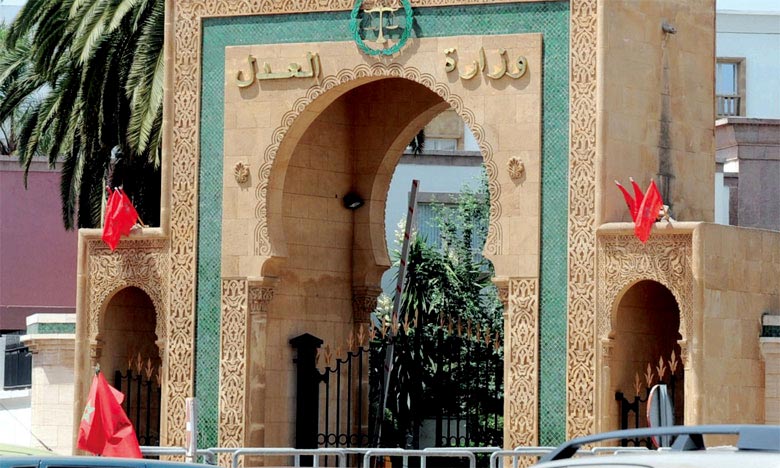 وهبي يستعرض إجراءات ملاءمة سياسات قطاع العدل مع نتائج الإحصاء