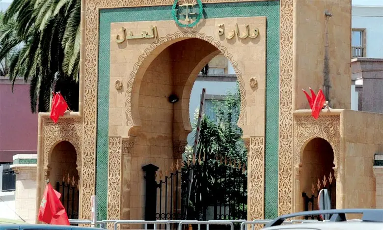 وهبي يُنزِّل اتفاق كتاب الضبط ويُفعِّل تعويضات الساعات الإضافية