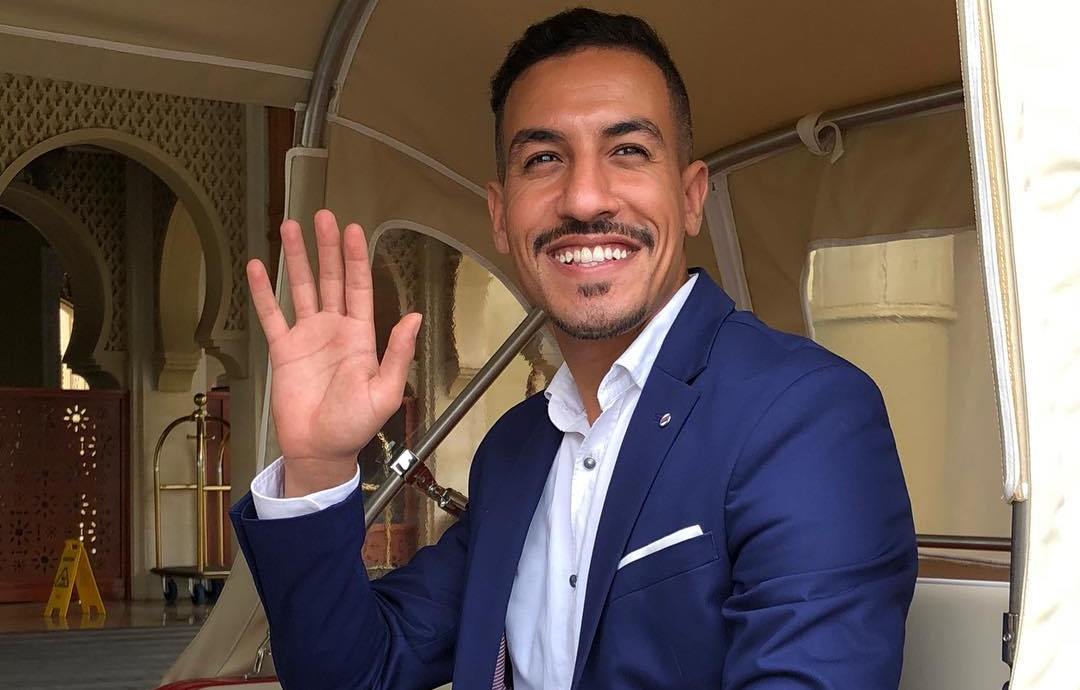 هل كان يسار أول من قدم عرضه الكوميدي بملعب محمد الخامس؟