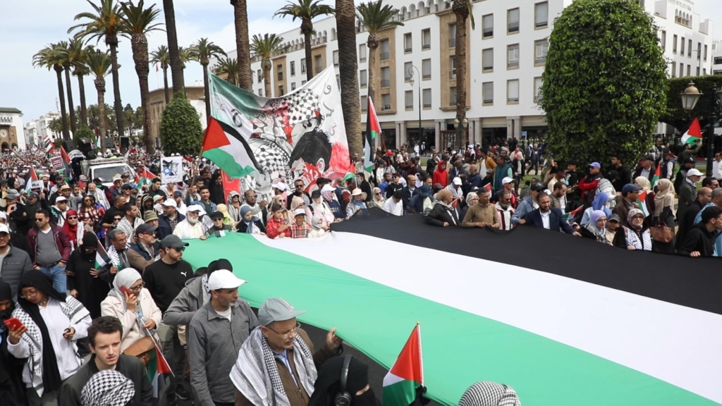 مسيرة حاشدة.. مغاربة يُجدِّدُون دعم الفلسطينيين ضد العدوان الإسرائيلي