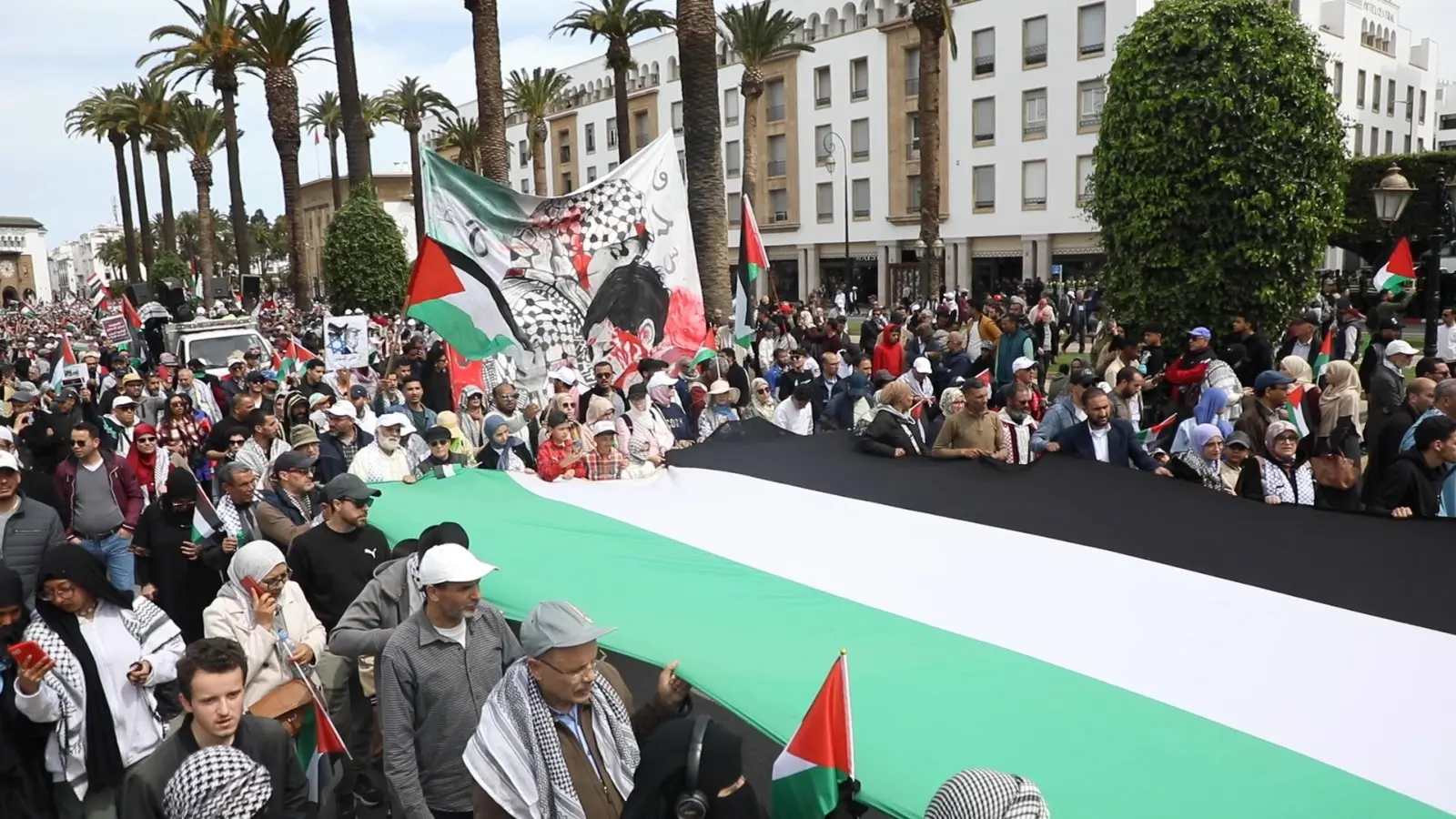مسيرة حاشدة.. مغاربة يُجدِّدُون دعم الفلسطينيين ضد العدوان الإسرائيلي