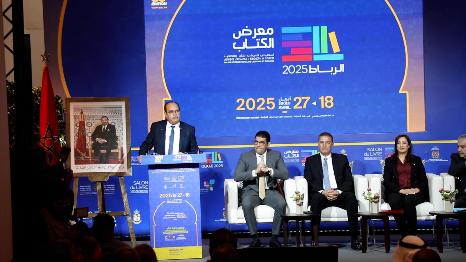 معرض الكتاب يُكرّم مغاربة العالم ويفتح بوابة حوار ثقافي مع الشارقة