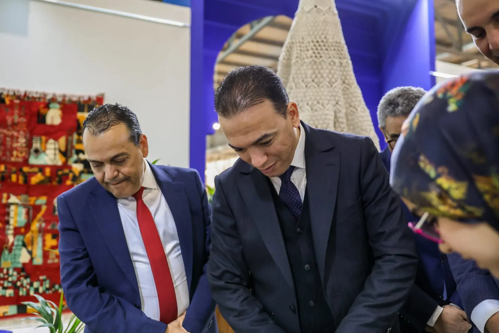 السعدي يفتتح جناح “دار الصانع” بمعرض “ميلانو 2025”