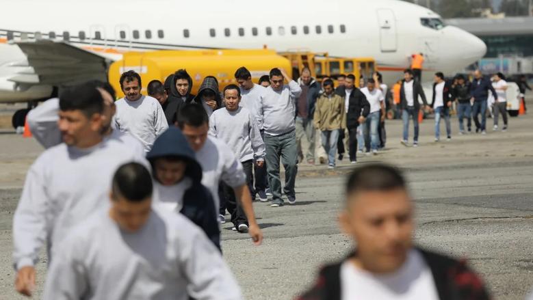 مليون شخص على القائمة.. أمريكا تتفاوض مع 30 دولة لترحيل المهاجرين