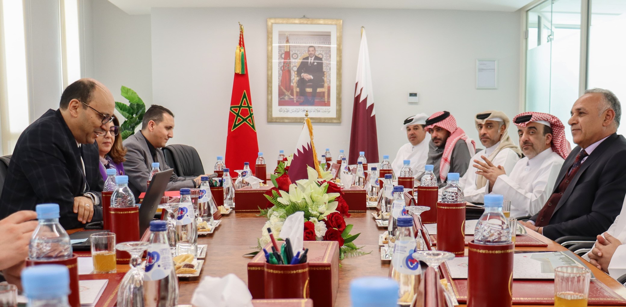ضباط قطريون يزورون وسيط المملكة