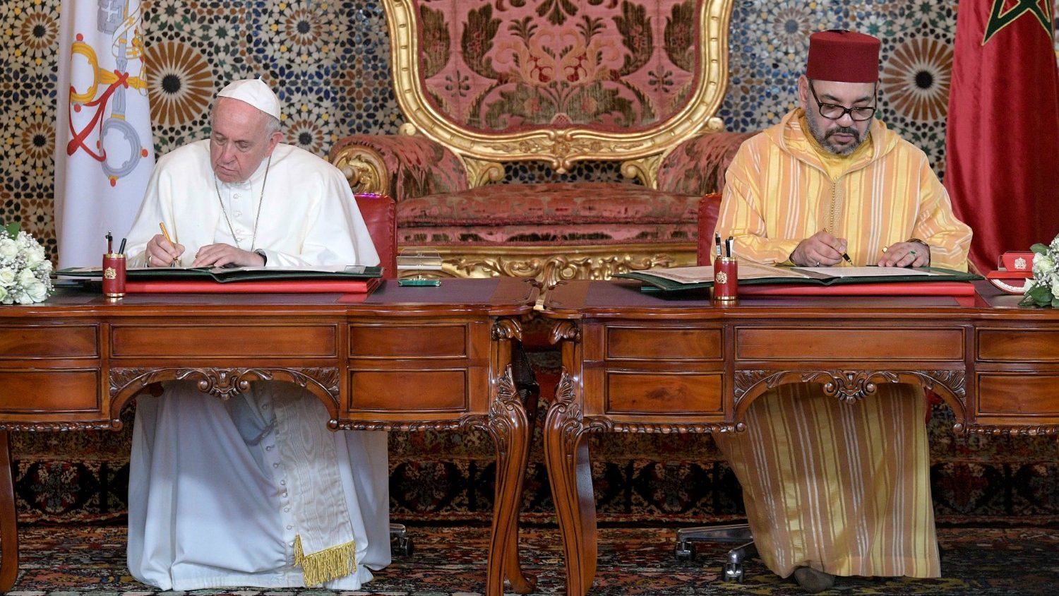 الملك ينعى البابا فرانسوا الأول ويذكر بزيارته للمغرب وتوقيع “إعلان القدس”