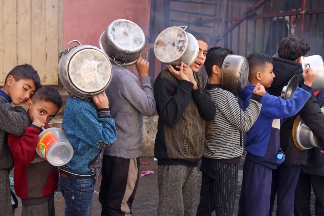 أزمة دقيق وغذاء وارتفاع أسعار.. الجوع يهدد سكان غزة