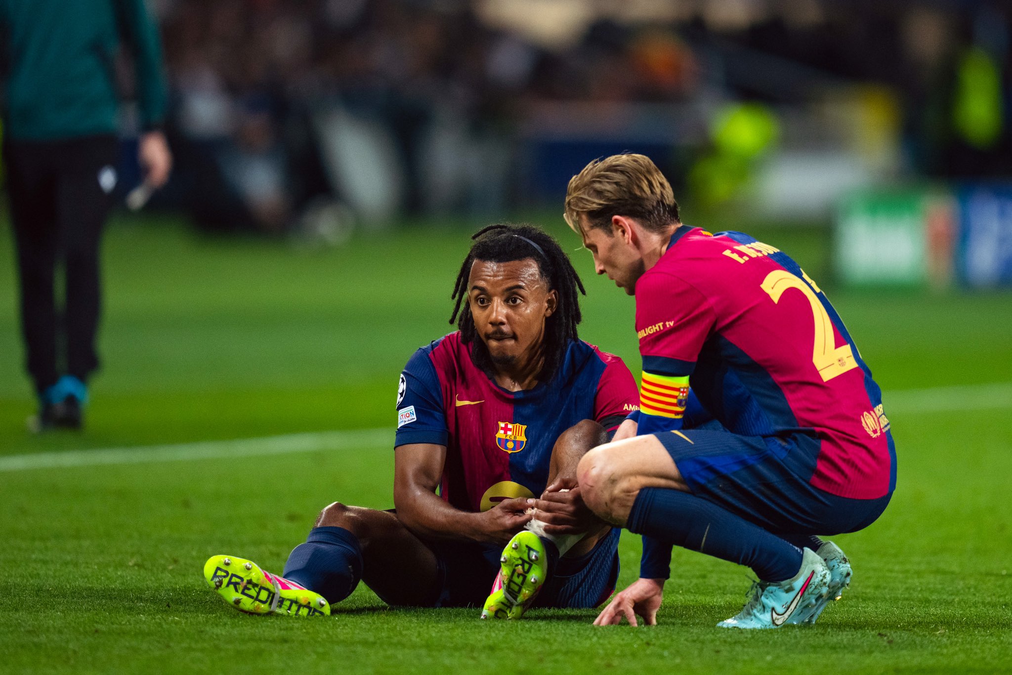 برشلونة يعلن غياب مدافعه كوندي بسبب الإصابة