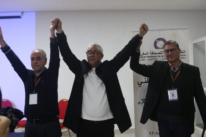 سحب البطاقة المهنية من صحفيين يُطلِق اتهامات بين “لجنة مجاهد” ونقابة الصحفيين