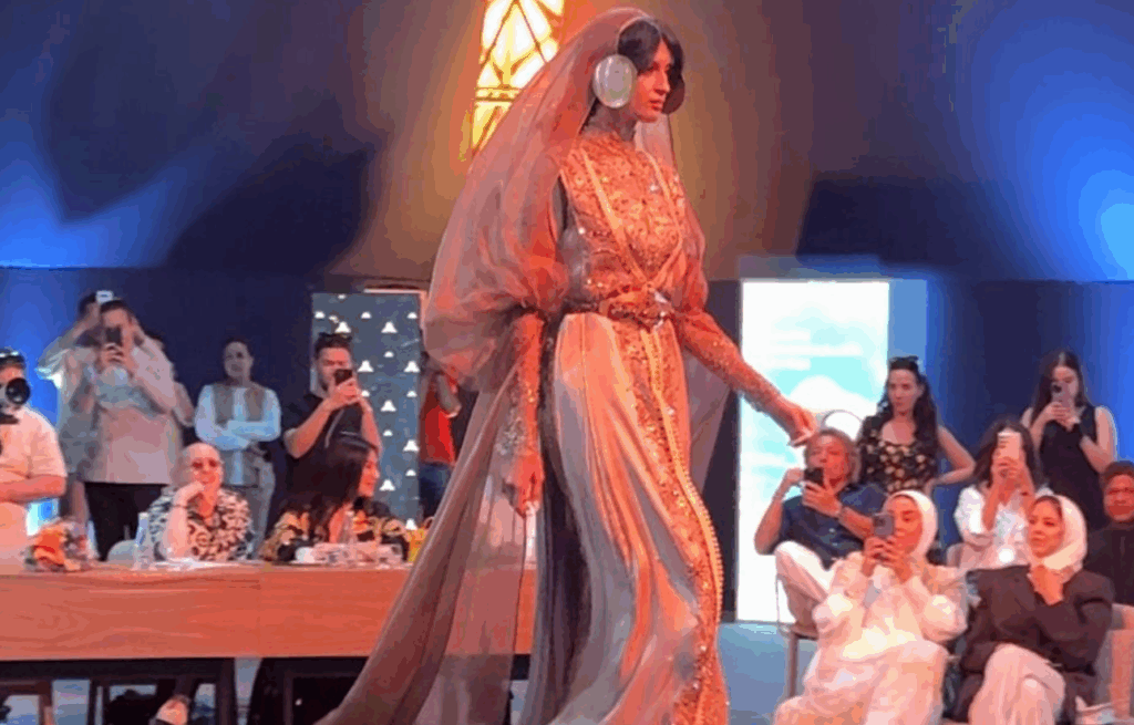 أسبوع القفطان الـ25.. زينب عقا تتفوق بتصميمين مستلهمين من جمال الصحراء المغربية