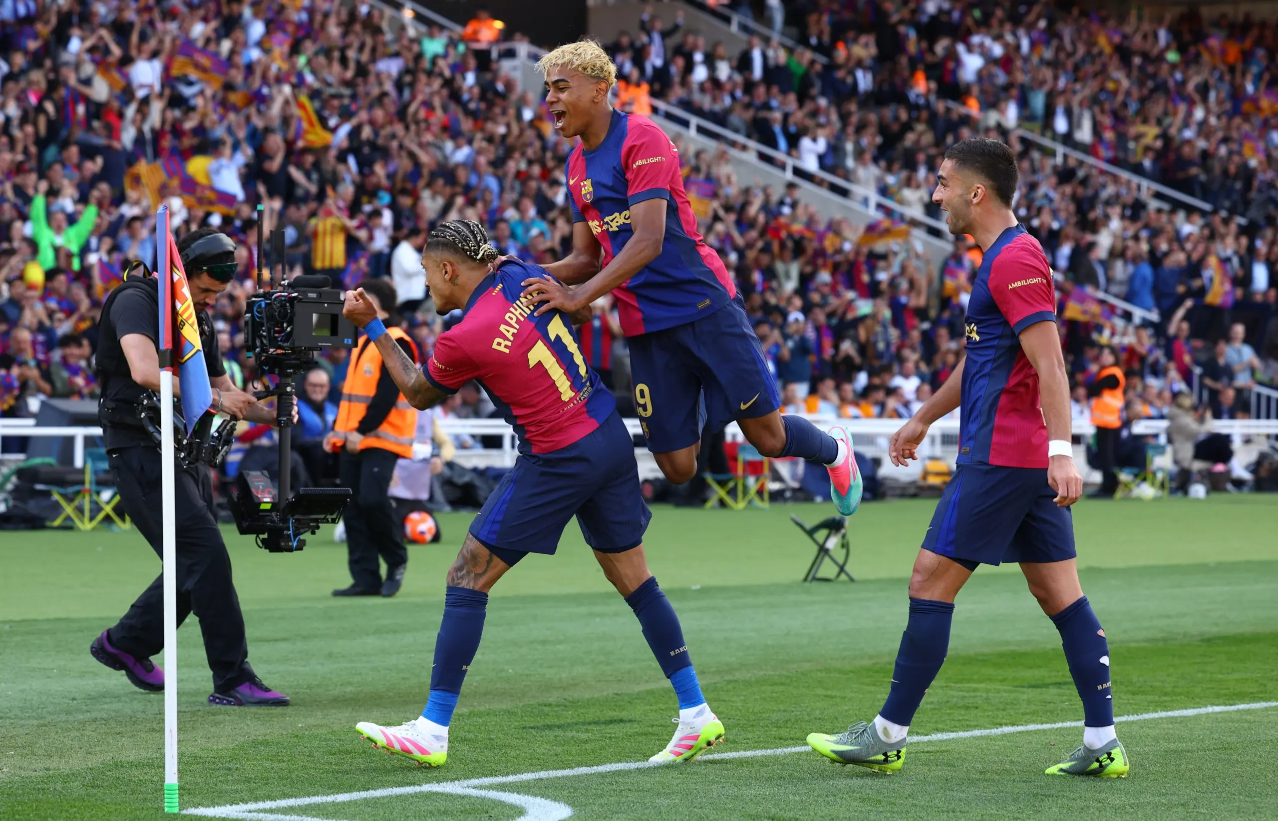 برشلونة يحسم الكلاسيكو ويقترب من التتويج بالليغا